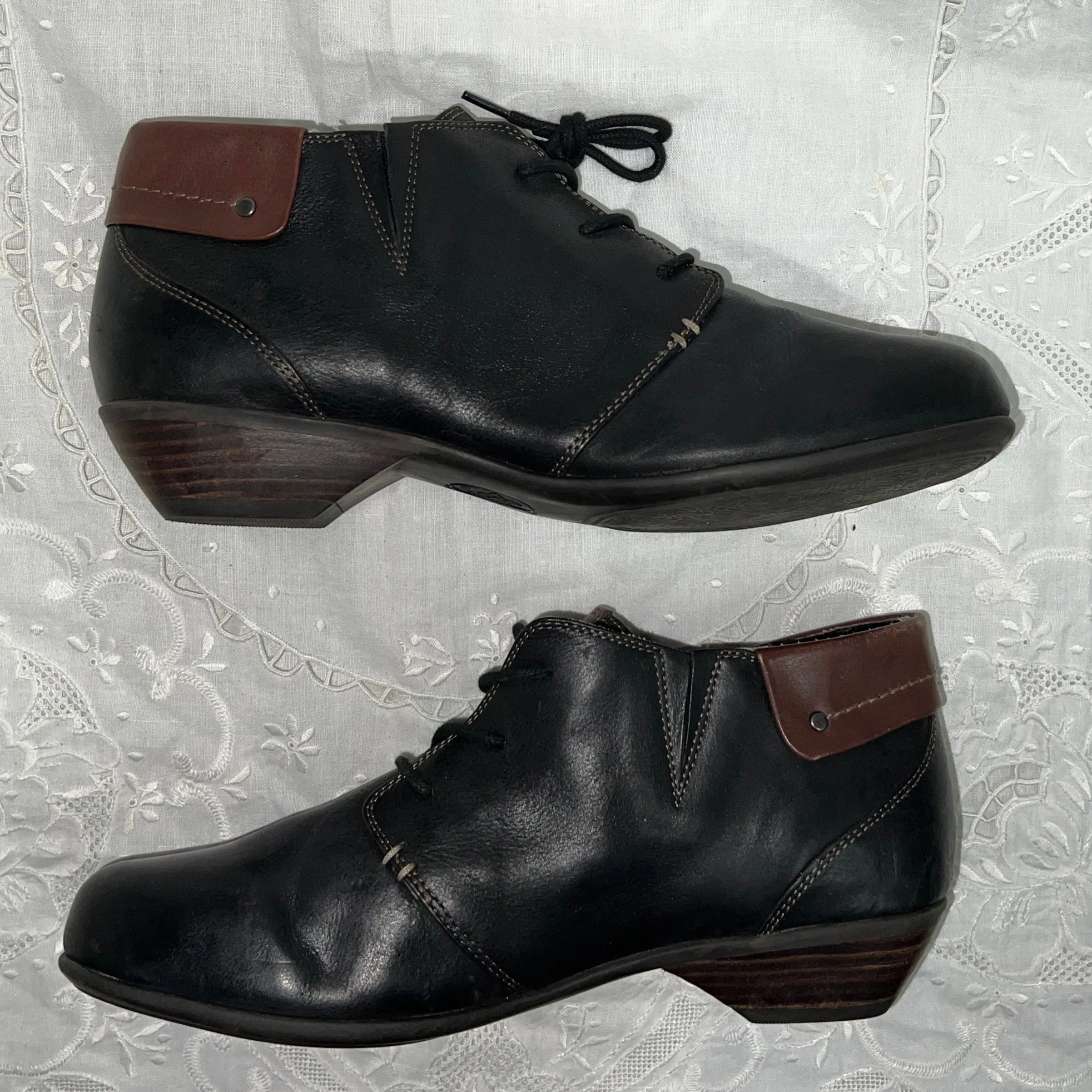 Women's Comfortiva •Rifton• Women's Lace-up Boots - Size 10W  Black Leather